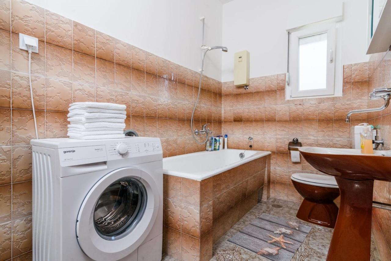 Apartments With A Parking Space Kastel Kambelovac, Kastela - 15480 Ngoại thất bức ảnh